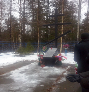 Мраморный памятник в память о ссыльных переселенцах, проживавших и похороненных в деревне Андра 1933-1966