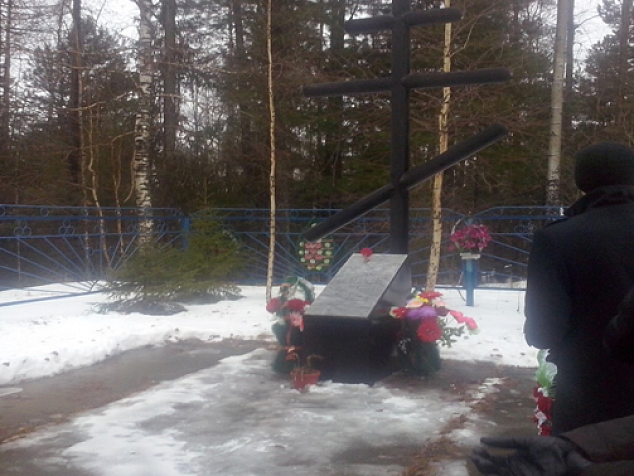 Мраморный памятник в память о ссыльных переселенцах, проживавших и похороненных в деревне Андра 1933-1966